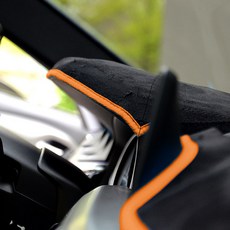 블루코드 섀미 대쉬보드커버 메탈로고 블랙 테두리 오렌지, BMW, 5시리즈/G30/2017~18년/HUD 유/센터스피커 무