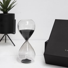 玻璃沙漏15分鐘, 黑色的