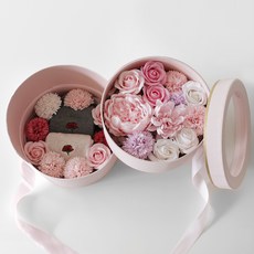 BLOOMING&ME 皂花粉紅牡丹康乃馨2層花盒+男襪+女襪, 混色