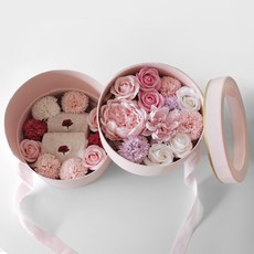 BLOOMING&ME 皂花粉紅牡丹康乃馨2層花盒+2女襪, 混色