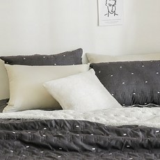 The Zari 超細纖維羊毛毯寢具組