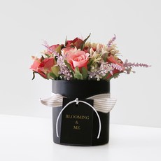 BLOOMING&ME 人造玫瑰&薰衣草&星辰花中心擺飾, 紅玫瑰 + 黑色花器, 1個