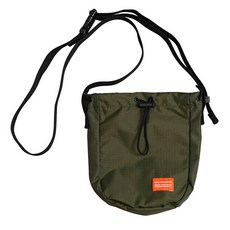 POSHPROJECTS 抽繩休閒運動斜背包 F113, 卡其色