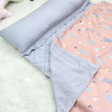 EziBaby 豐基人絹雙面分離式午睡枕墊被組, 小熊村落款