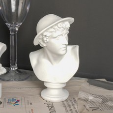 Kate Garden 迷你石膏像, 朱利安