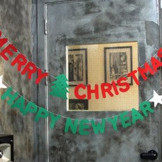 BABBLING 新年快樂刻字花環, 綠色