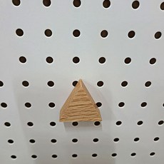 쉼목공방 삼각자석, 오크