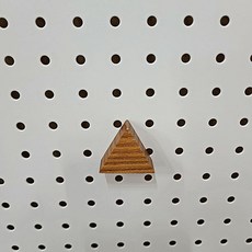 쉼목공방 삼각자석, 브라운