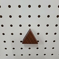 쉼목공방 삼각자석, 다크