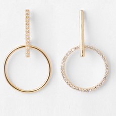 쥬디앤폴 글로시 언발란스 화이트 크리스탈 셋팅 귀걸이 E41493