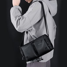 男士 쎈형 Volca 皮革斜背郵差包, 黑色