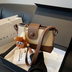 SORIDAL 女性用 Bari 多用途斜背水桶肩背包 + 鑰匙圈組, 棕色