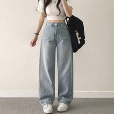 女性淺色寬版直筒牛仔褲