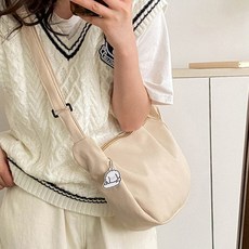 Elsso 素色半月鑰匙圈斜背包, 米色