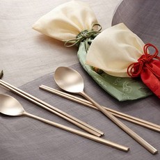 INHYUN Gongbang 傳統方字鍮器餐具 2人禮盒組, 隨機出貨(絲綢袋), 湯匙 2p + 筷子 2p + 絲綢袋 2p + 韓紙盒 + 禮品包裝, 1套