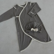 PEEKABOO 童款Latte嬰兒連身衣帽子套裝+女款Latte長袖長褲媽媽套裝