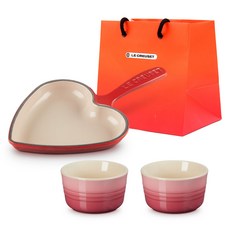 LE CREUSET 心形煎鍋 + 大型焗烤盅 2入組 + 購物袋, 1套, 紅色(心形煎鍋), 玫瑰石英粉(焗烤盅), 心形煎鍋 + 大型焗烤盅 2入