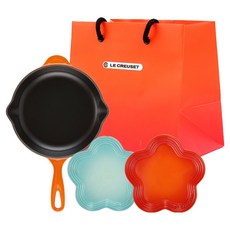 LE CREUSET 鑄鐵鍋 + 盤子 4件組, 1套, 鑄鐵鍋(1入) + 花形盤(2入) + 購物袋, 橘色 + 酷涼薄荷
