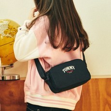 Tommy Hilfiger 學院風斜揹包