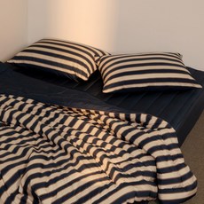 親膚薄被, 琥珀色 + 海軍藍