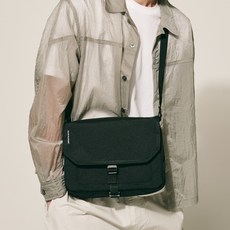 JillByJillstuart ACC Youth CORDURA 中性款搭扣中型斜揹包, 黑色