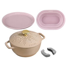 staub 雪花雕花琺瑯鑄鐵鍋 + 陶瓷餐具組, 混和顏色, 1套, 鑄鐵鍋 16cm + 蓋子 + 橢圓形陶瓷盤 25cm + 圓形陶瓷盤 20cm+ 矽膠鍋把手 2個