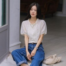 Chic Fox 女款浪漫蕾絲刺繡短袖襯衫 62BL2169