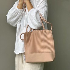 TH CHARIN 泰國皺褶斜背手提包, 奶茶色, 28 x 28 x 7cm 提帶：12cm 背帶：27-52cm