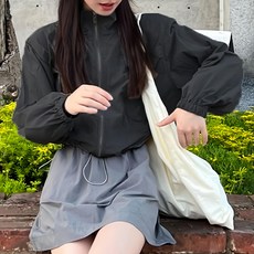 立領短版防風外套，有口袋, 肩寬47cm 胸寬55cm 袖長58cm 全長61cm, 黑