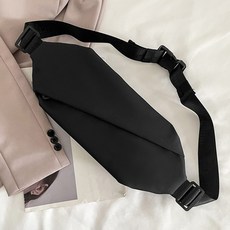 Elsso Oblique 輕巧單肩郵差包, 黑色