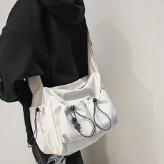 Elsso 尼龍工裝風抽繩口袋大容量包 大尺寸筆電iPad斜揹包, 白色