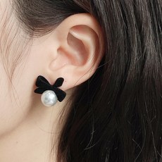 Gelluna 女款 S925 鍍銀迷你黑色天鵝絨緞帶珍珠球吊式耳環 P-455 2p