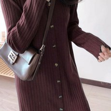 PEONIST 寬鬆V領鈕扣長版針織連身裙, 酒紅色