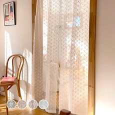 Keoteungeurigo 白色雙開式刺繡蕾絲遮蔽簾, April