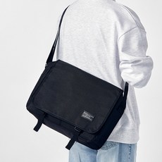 ADDEDIT 素色雙扣斜背包, 黑色