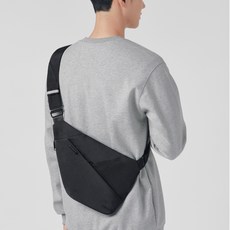 ADDEDIT 中性款輕量牛津布防水郵差包, 黑色