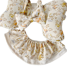 Lianne Baby 梨安舞兜小裁縫 法國狐狸莊園彌月禮盒 手工蝴蝶枕 + 荷葉圍兜 + 寶寶髮帶 600g