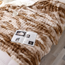 Candid Keven 兔毛羊羔絨漸層泡泡綿柔雙面保暖毯