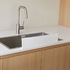 Leaves 黏貼式矽膠水槽擋水板 55 x 10 cm, 米白色, 1個