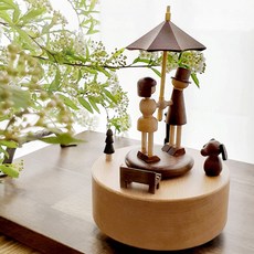 真心設計復古黃銅音樂盒 情人系列, 撐著雨傘的戀人竊竊私語