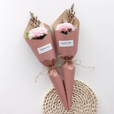 로지스튜디오 조화 드라이플라워 카네이션 한송이 꽃다발 핑크크라프트 2p, 연핑크