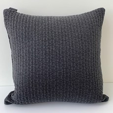 粉彩絎縫靠枕套含棉芯, 木炭