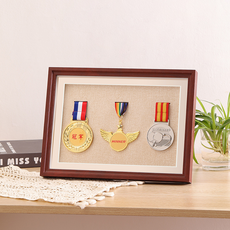 Soulrich 原木紀念獎牌收納相框 可展示3枚獎牌, 1個, 桃花心木