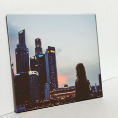 HTP 磁磚畫 C957 望著新加坡市中心的女人