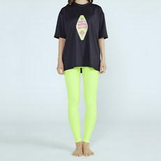 soleil 女款寬鬆版型鑽石圖案短袖T恤 + 九分基本款螢光色水上緊身褲防磨衣套裝