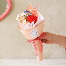 Scent Basket Sweet Bloom 健達奇趣蛋花束, 紅色(花), 隨機出貨(健達奇趣蛋)