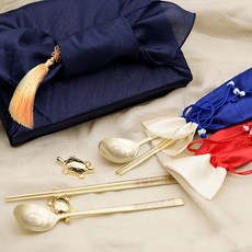 TABLE Art. 訓民正音鍍金餐具 + 包袱巾禮盒組, 1套, 6種, 金色(湯筷, 筷架), 隨機出貨(包袱巾, 流蘇吊飾)