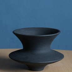 JCP條紋藝術花瓶, 黑色的