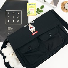 jeballot 小熊雙口袋斜背簡約郵差包, 黑色