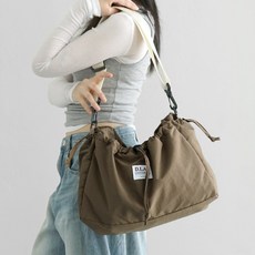 D.LAB Curlie抽繩口袋斜背包, 可可色